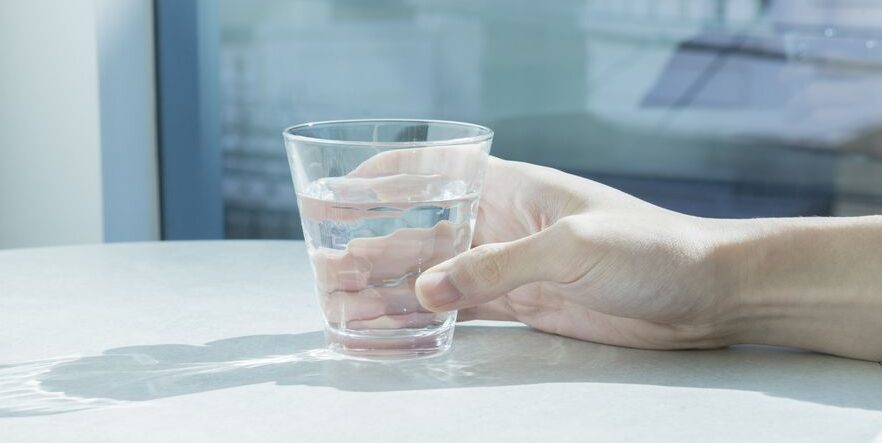 水ダイエットにおけるコップ何杯の水を飲むべきか